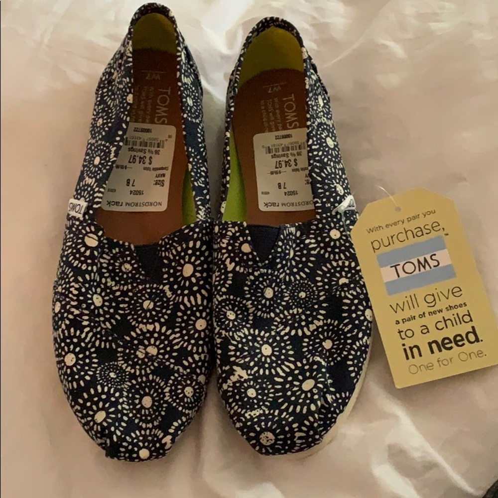 TOMS shoes. Size 7. NWT